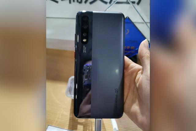 中国移动推出自家品牌5G旗舰机：双曲面屏幕、三摄大电池 5G手机 第3张