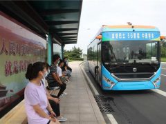 5G智能驾驶公交车在青岛试跑