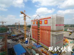 中铁上海局承建的江阴安置房项目首栋楼成功封顶