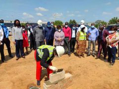 安哥拉六部委称赞桑比赞加3000套安置房项目的建设质量和效率
